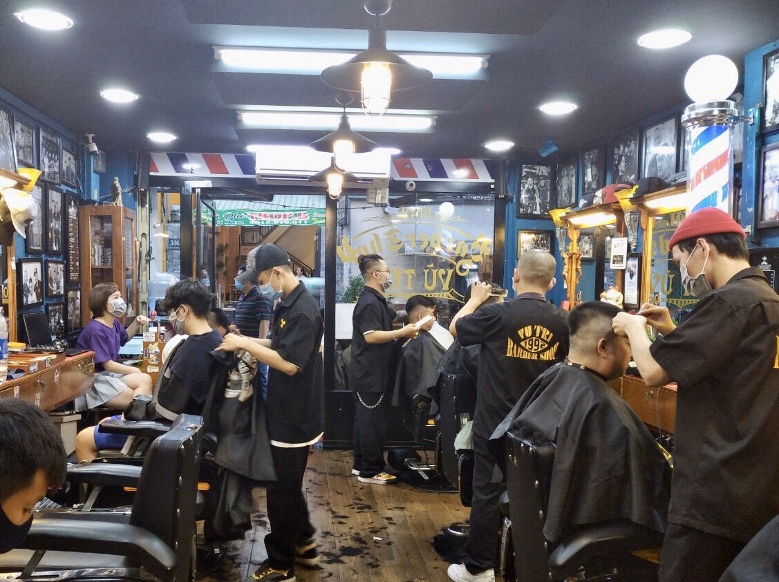 Ghi nhận tại tiệm cắt tóc khá lớn nằm trên đường Nguyễn Thị Minh Khai , quận 3 vào khoang 4h30 chiều, cũng luôn trong tình trạng rất đông khách xếp hàng chờ cắt tóc, mặc dù cửa tiệm đã dừng nhận khách từ 5h để tập trung phục vụ khách đang làm dở dang.