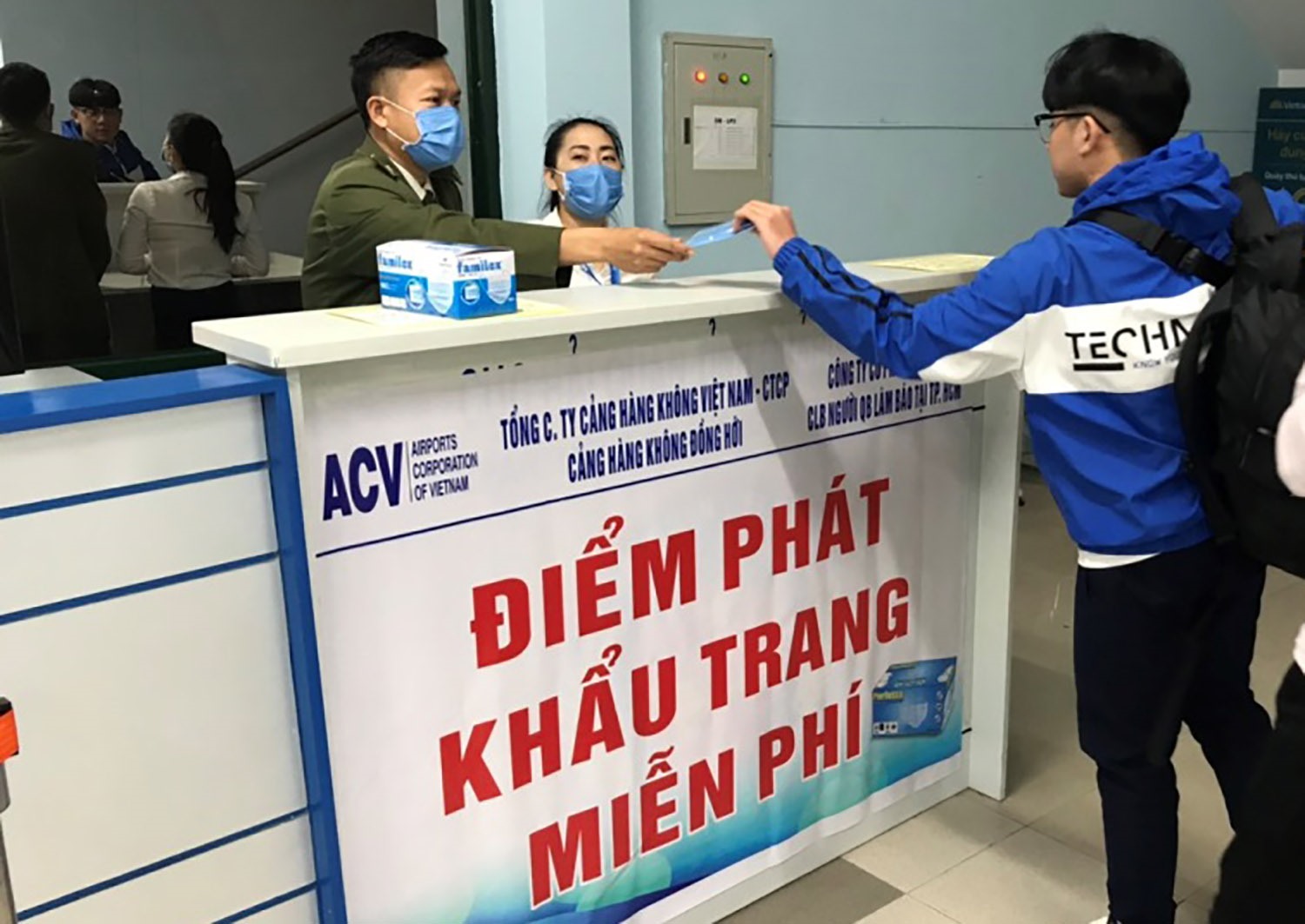 Hành khách nhận khẩu trang miễn phí tại sân bay Nội Bài. Ảnh: ACV