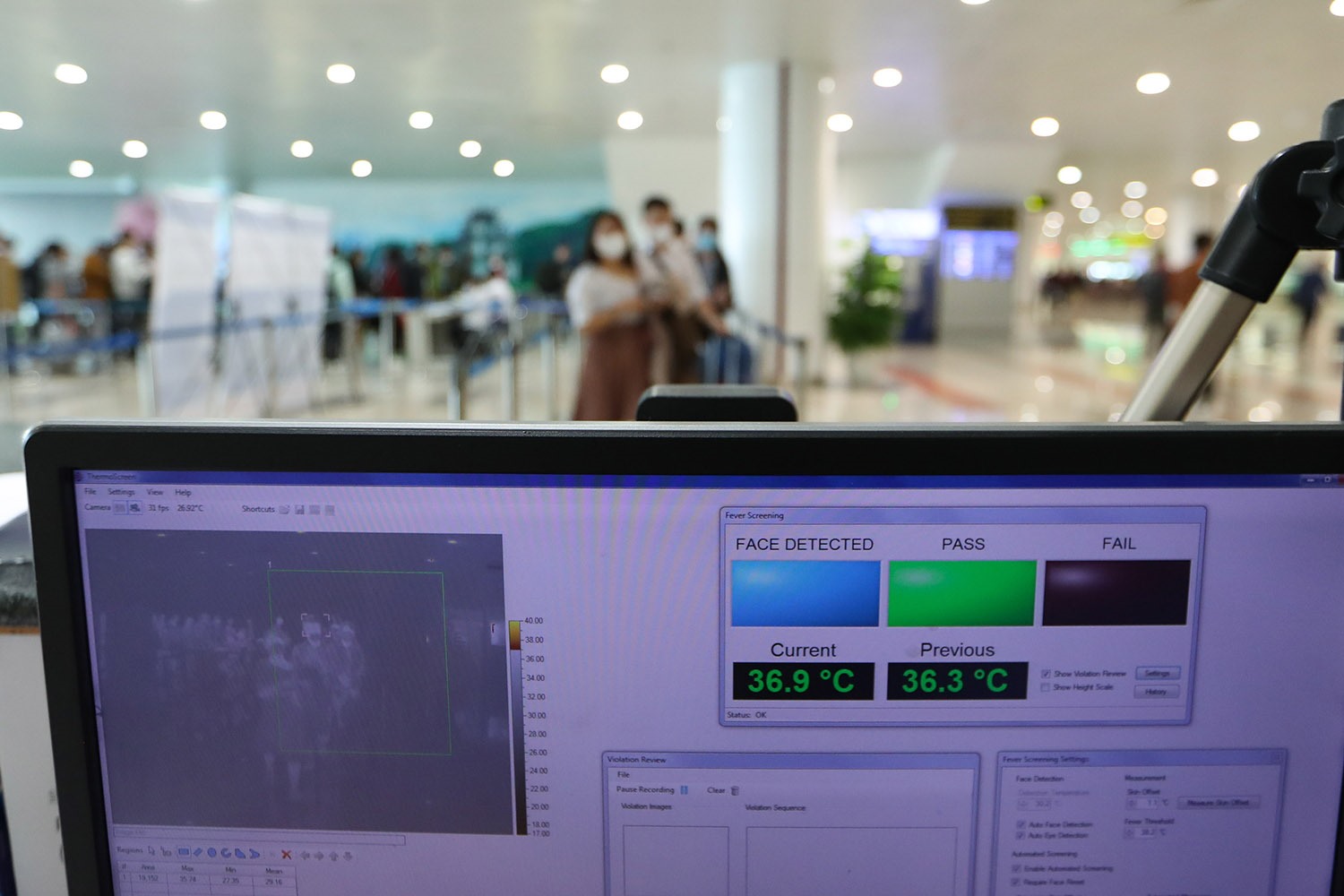 Theo dõi thân nhiệt hành khách tại sân bay Nội Bài. Ảnh: N.Khánh