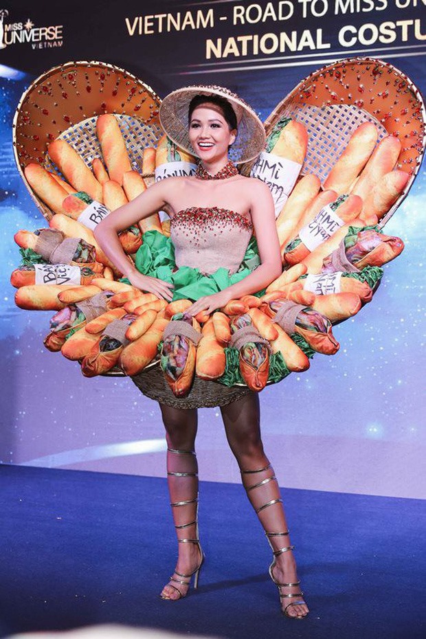 Hoa hậu H'Hen Nie với trang phục bánh mì gây bão năm 2018