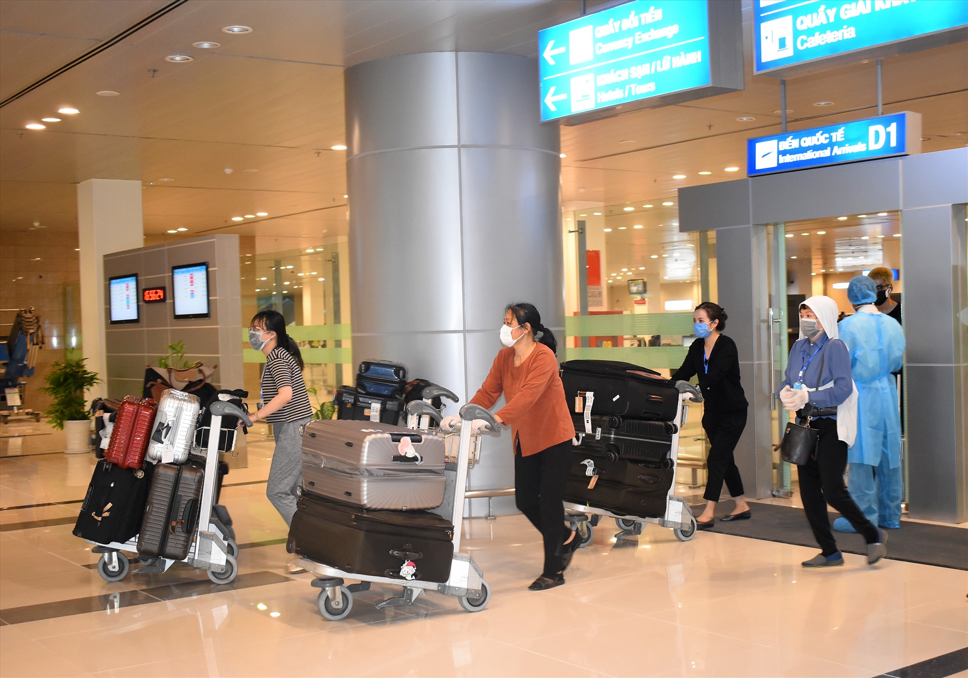 Hành khách từ Úc về sân bay Cần Thơ trong ngày 23.3. Ảnh: THành Nhân