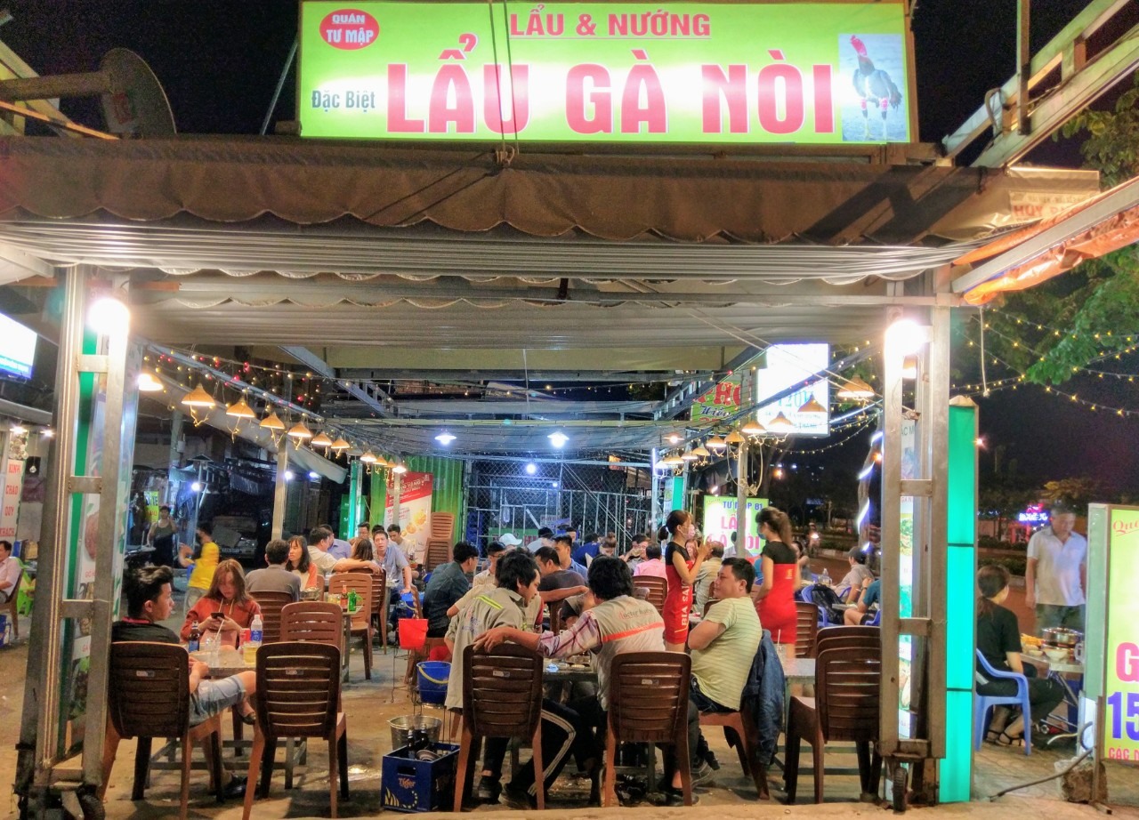 Một quán lẩu trên đường Phạm Văn Đồng đông nghịt khách tối ngày 24.3.