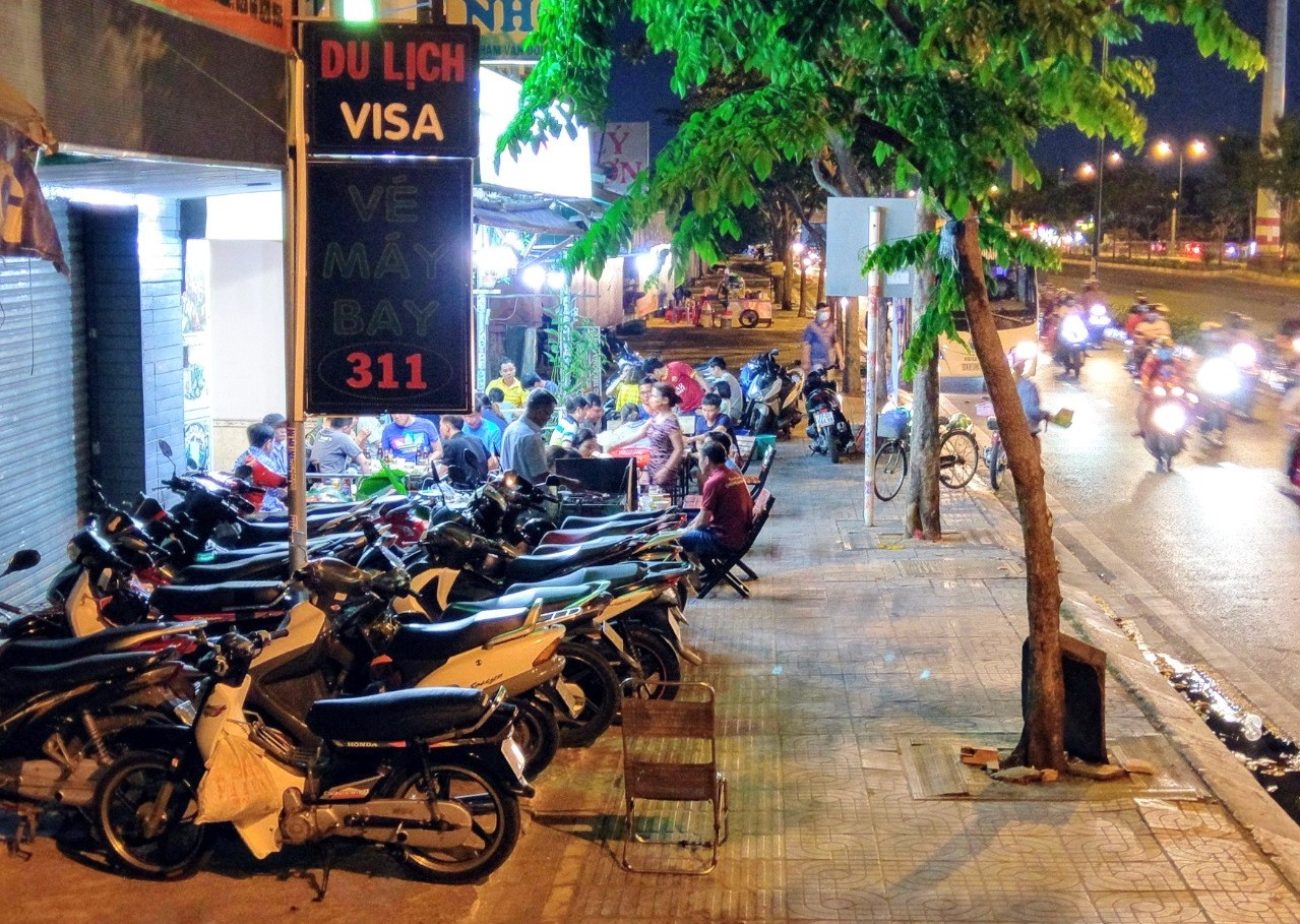 ối ngày 24.3, hàng loạt quán nhậu trên phố nhậu Phạm Văn Đồng (quận Bình Thạnh) vẩn hoạt động, khách tới quán tấp nập.
