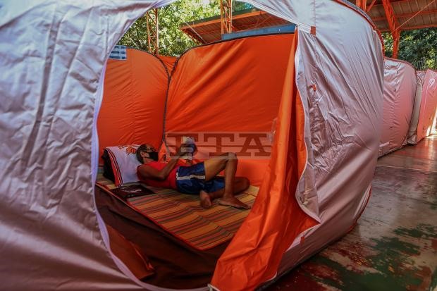 Diện tích của lều khá rộng rãi vô, thoải mái. Người vô gia cư có thể ở một mình hoạc ở cùng gia đình. Ảnh: Xinhua.