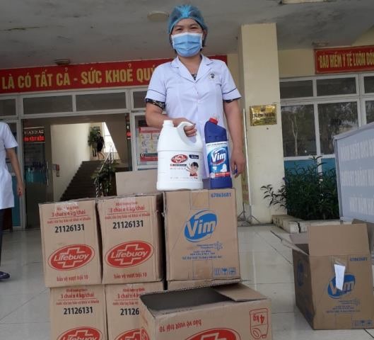 Công ty Sản xuất mỹ phẩm và Thương mại dịch vụ Thúy  Nga ủng hộ Bệnh viện đa khoa Hồng Lĩnh 250 chai xịt kháng khuẩn.