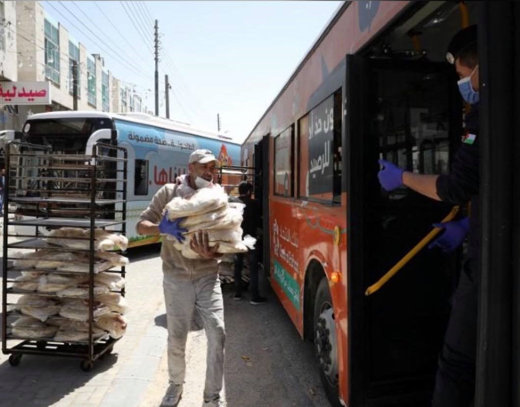 Xe buýt dùng để chở bánh mì tới các khu phố để bán cho người dân, trong nỗ lực ngăn ngừa lây lan dịch bệnh COVID-19. Ảnh: COVID-19