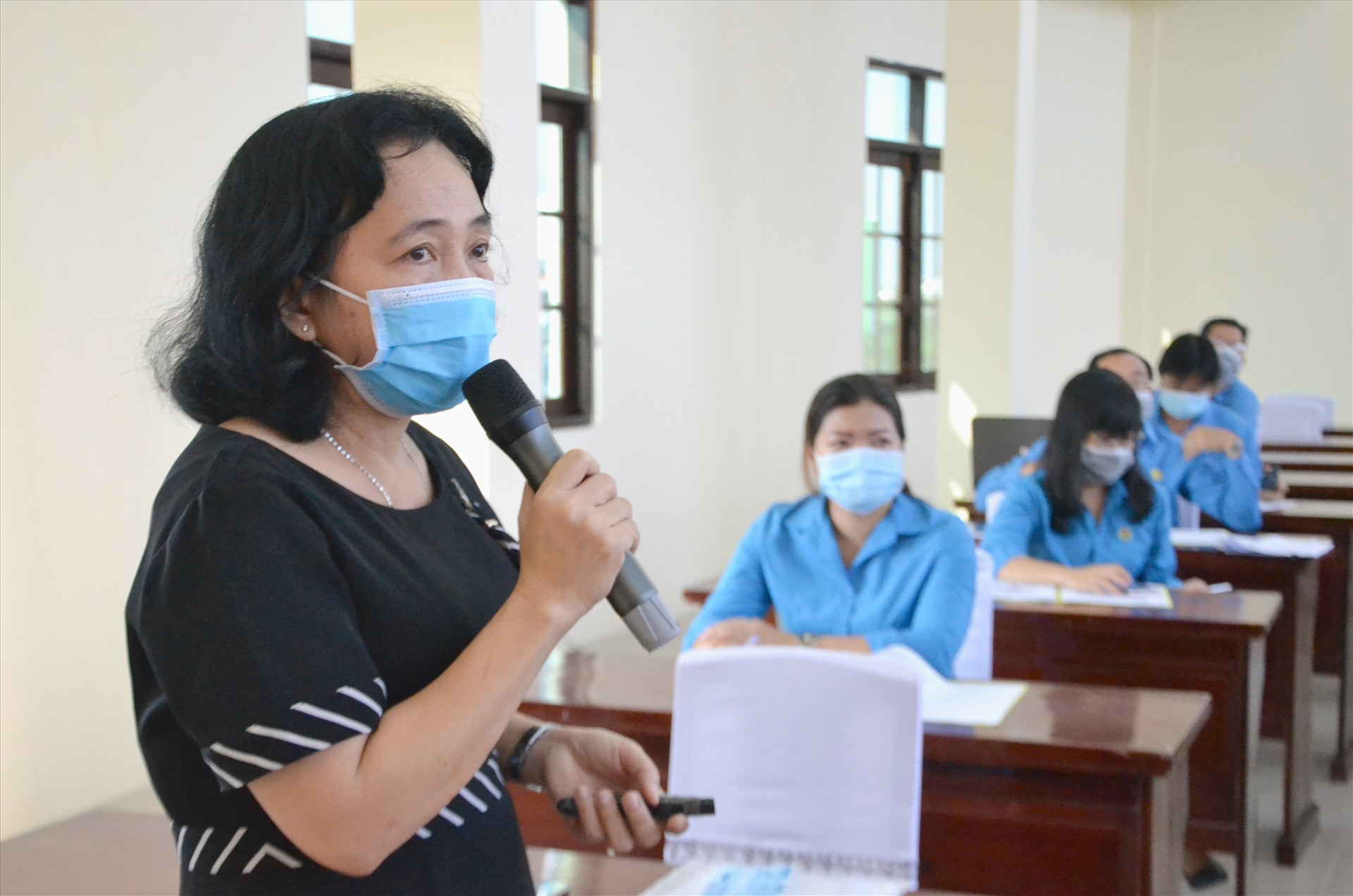 Bác sĩ Nguyễn Thị Kim Huyền truyền đạt tại buổi tập huấn. Ảnh: LT