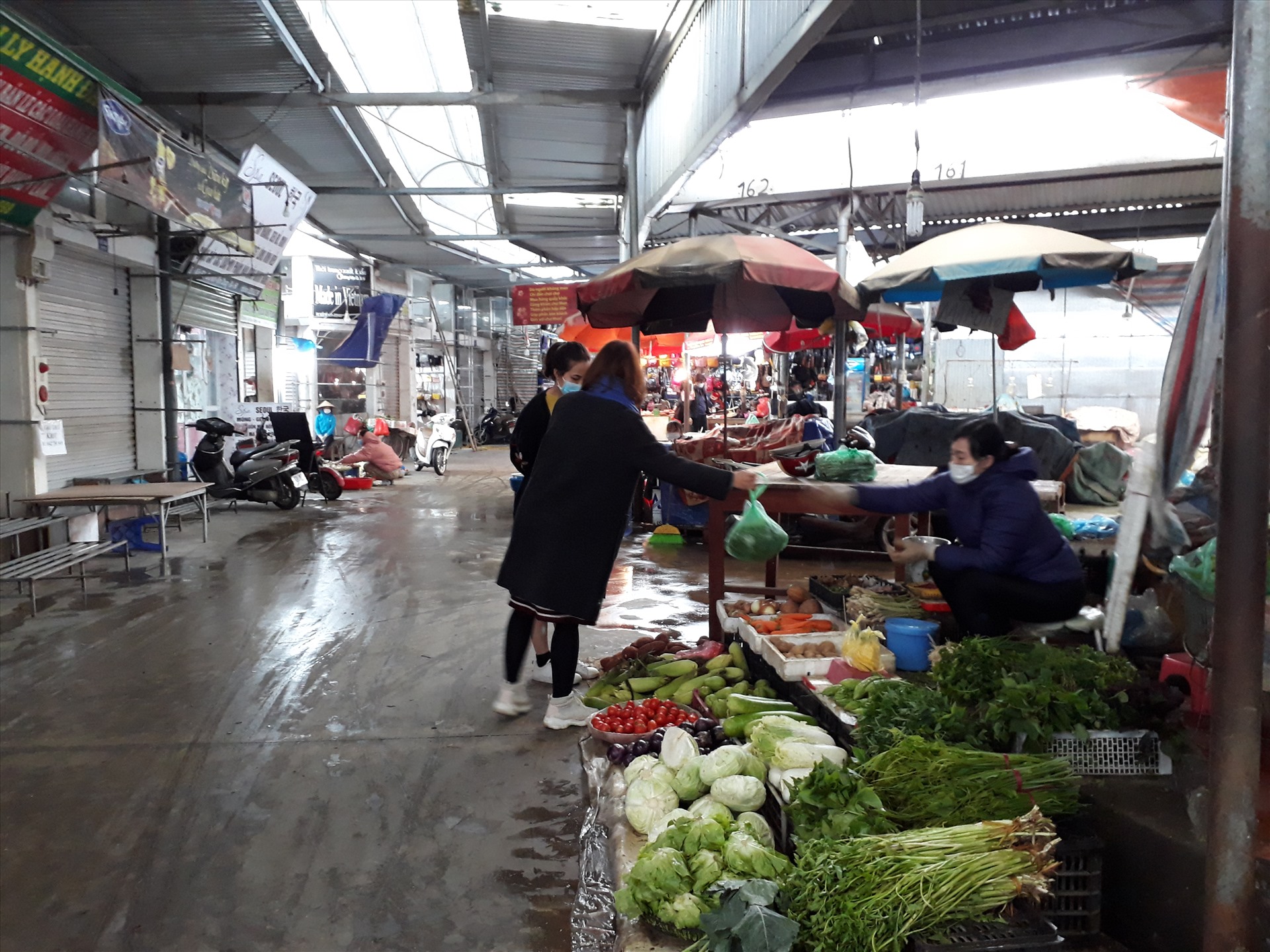 Do ảnh hưởng của dịch COVID-19, sinh hoạt, chi tiêu của nhiều người lao động cũng thay đổi. Trong ảnh: Công nhân lao động đang đi chợ tại chợ Mun (huyện Đông Anh, Hà Nội).