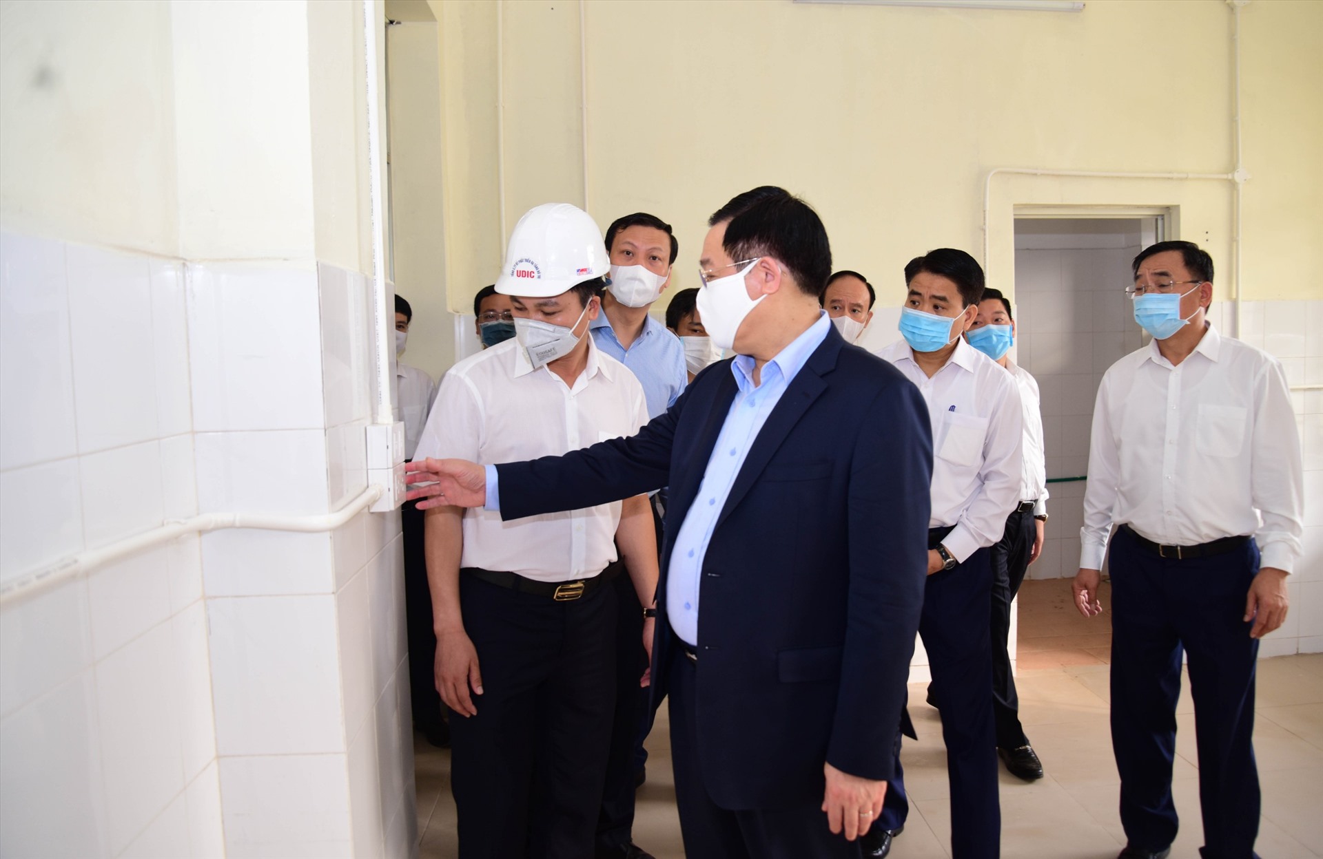 Bí thư Thành uỷ Hà Nội Vương Đình Huệ kiểm tra công trình Bệnh viện dã chiến Mê Linh sáng 25.3.