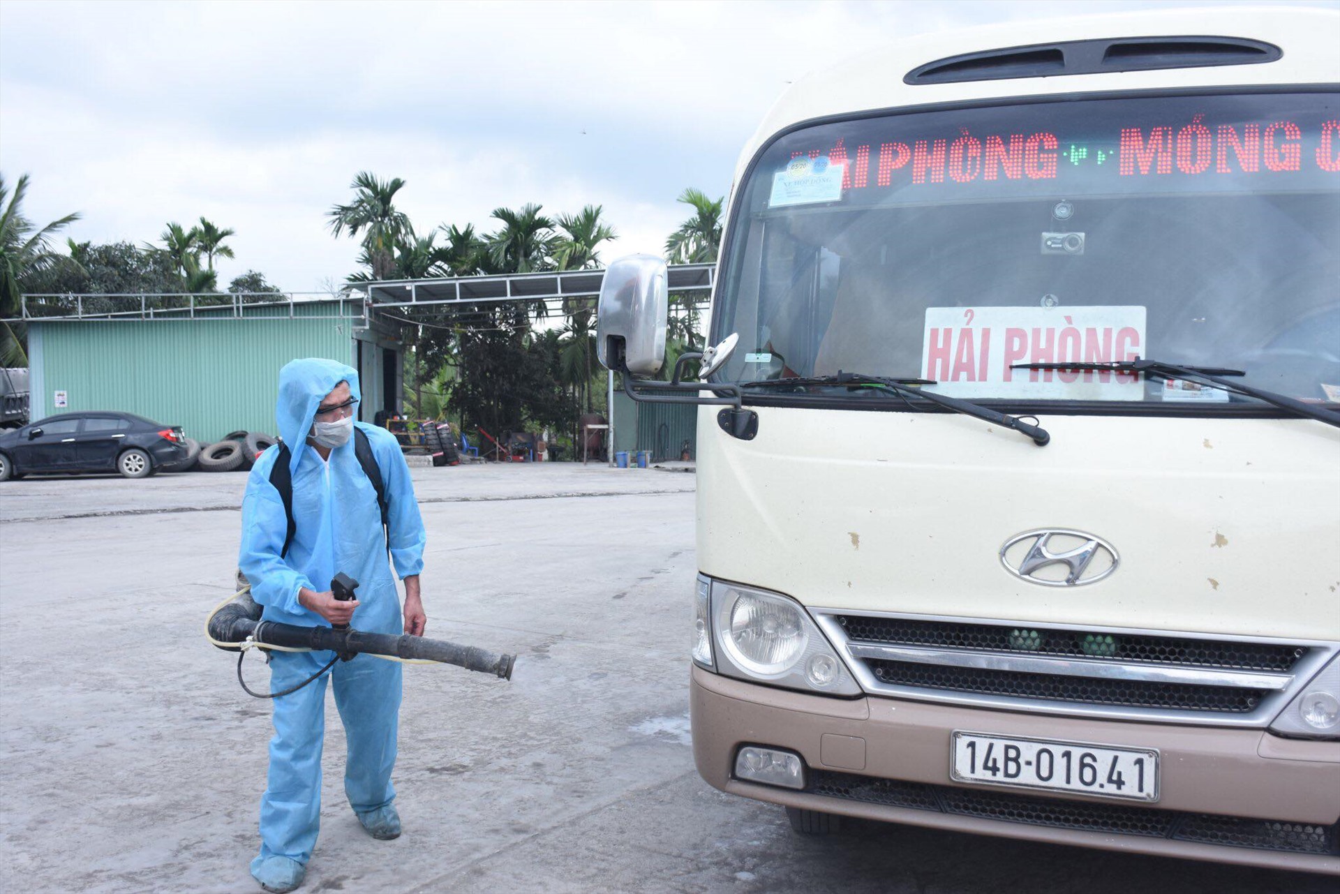 Lực lượng chức năng phun thuốc khử khuẩn các xe ra vào thành phố qua cầu Đá Bạc, huyện Thủy Nguyên.