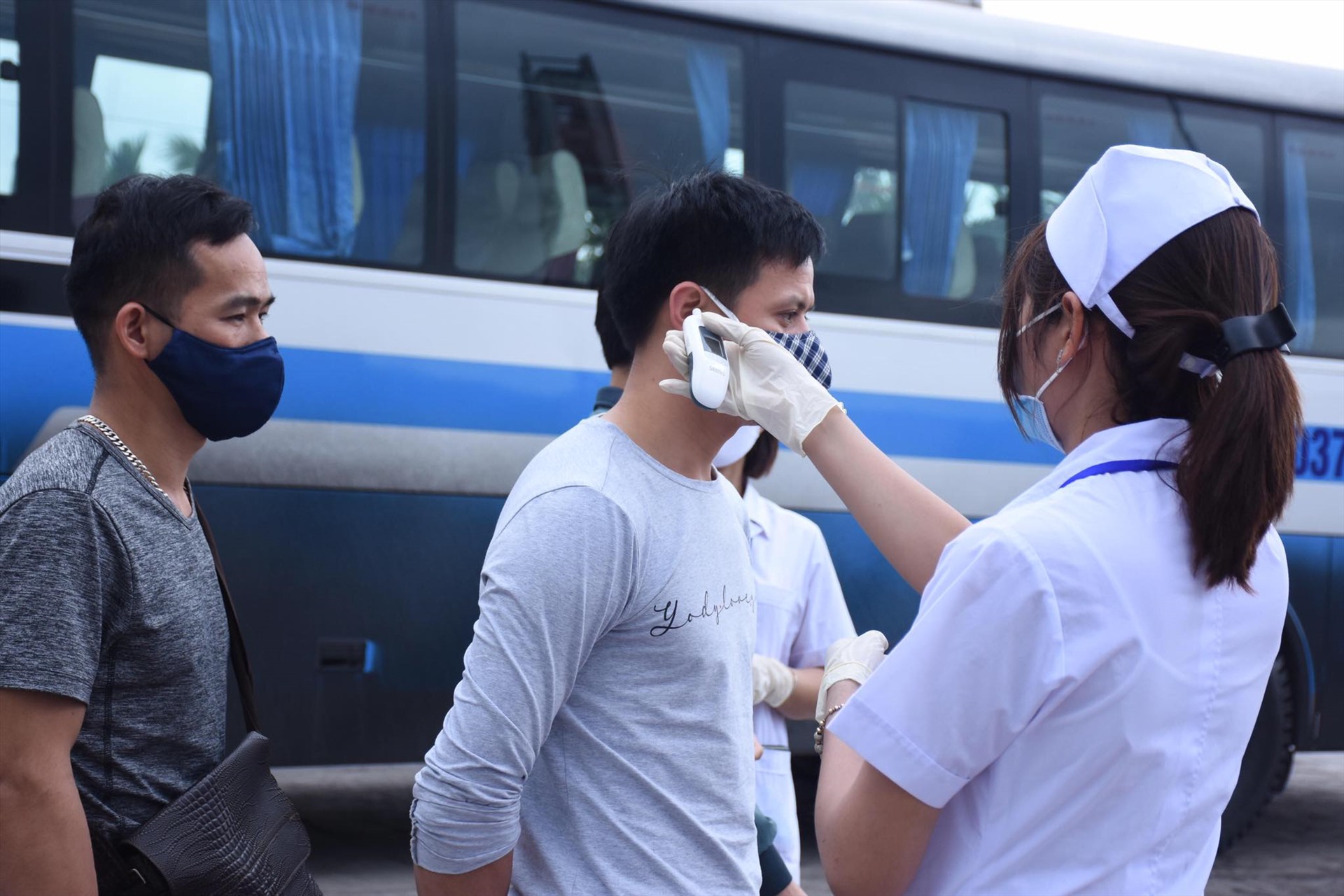 Tại chốt số 6 ( chân cầu Đá Bạc, Quốc lộ 10, huyện Thủy Nguyên), tất cả hành khách đều được kiểm tra thân nhiệt, khai báo y tế phòng dịch COVID-19. Ảnh Mai Dung