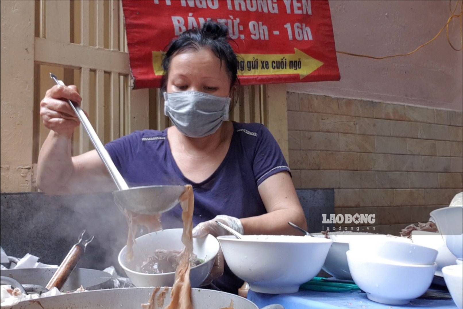 Cũng theo một số thực khách, diện tích trong quán nhỏ và đông người tụ tập không đeo khẩu trang, nhưng vì mê thứ nước dùng được ninh từ xương ngan nên họ vẫn bất chấp nguy cơ lây lan của bệnh dịch để trải nghiệm món “bún ngan chửi” nổi tiếng.