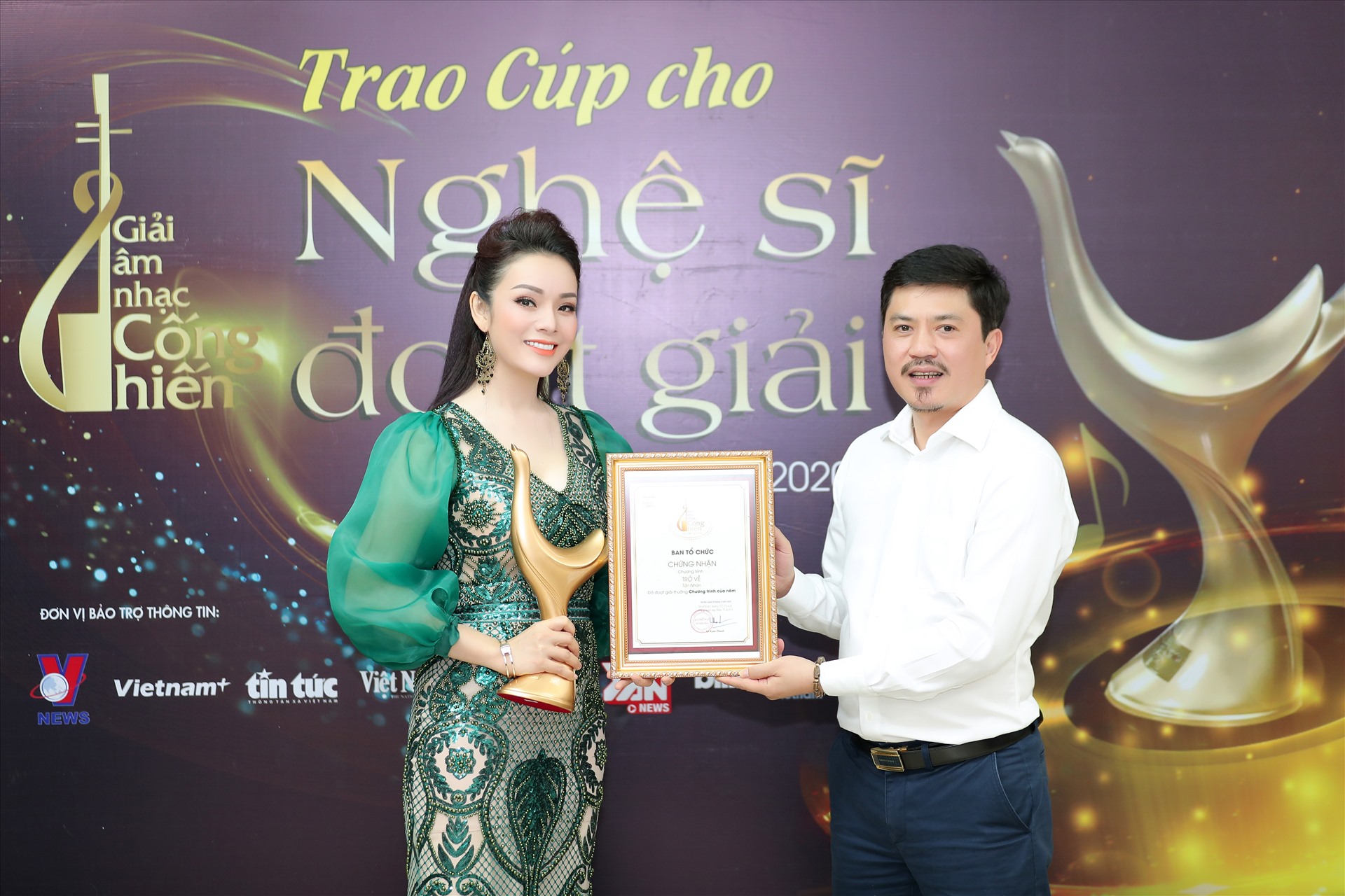 Nữ ca sĩ Tân Nhàn nhận giải