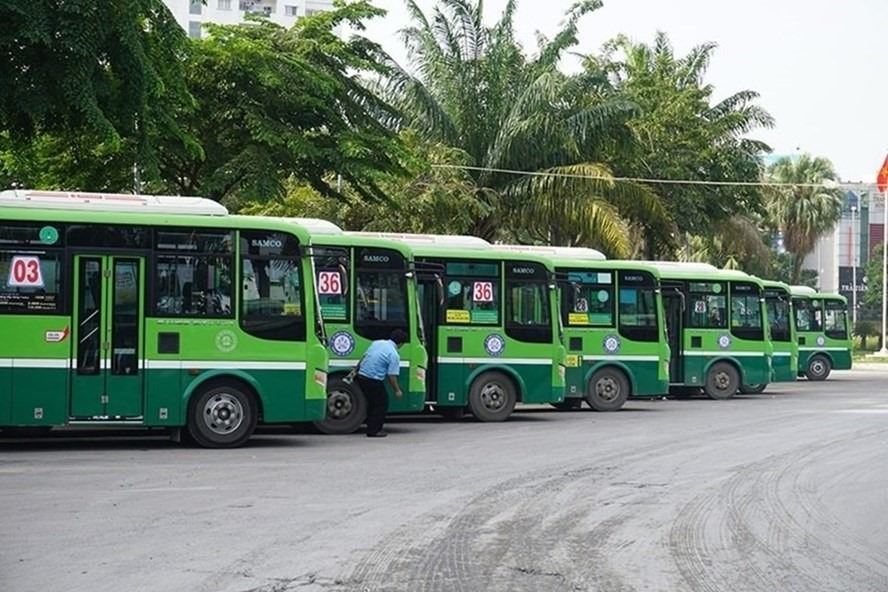 Nhiều tuyến xe buýt ở TPHCM ế khách vì dịch COVID-19. Ảnh: Minh Quân