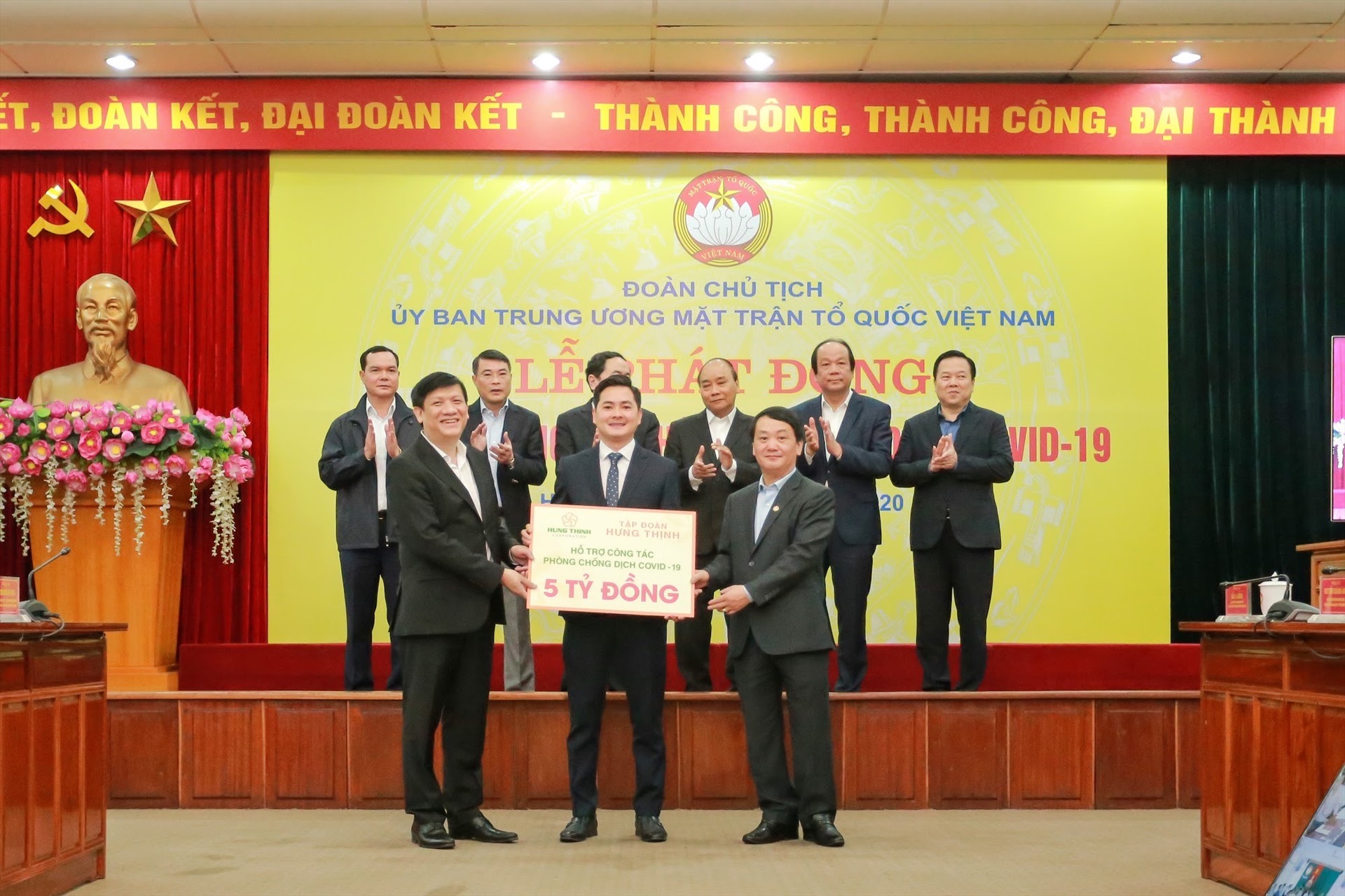 Đại diện Tập đoàn Hưng Thịnh trao biểu trưng đóng góp 5 tỉ đồng cho UBTWMTTQ Việt Nam, ngày 17.3.2020