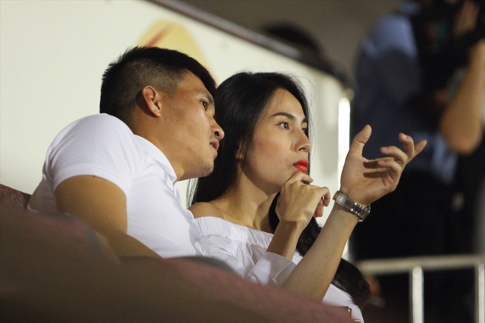 Công Vinh cùng vợ là ca sĩ Thuỷ Tiên dự khán một trận đấu tại V.League. Ảnh: Đ.H