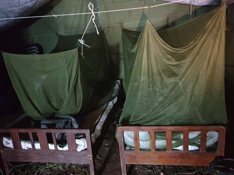 Những chiếc giường tạm của các chiến sĩ bộ đội biên phòng.