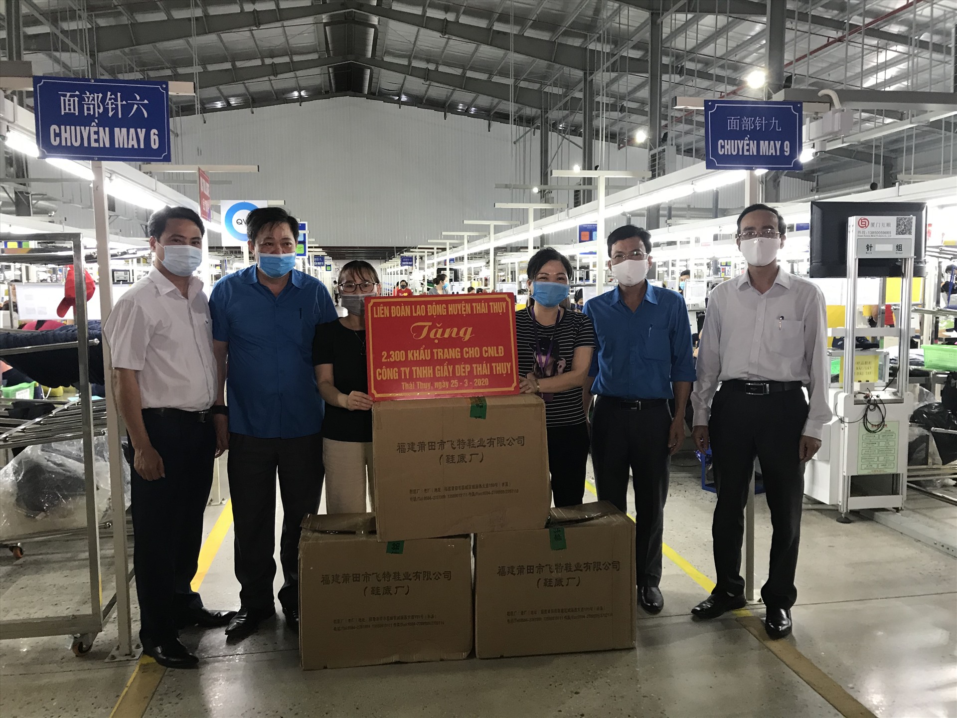 Lãnh đạo Liên đoàn Lao động tỉnh, huyện trao 2.300 khẩu trang vải cho Công ty TNHH Giầy dép Thái Thụy.