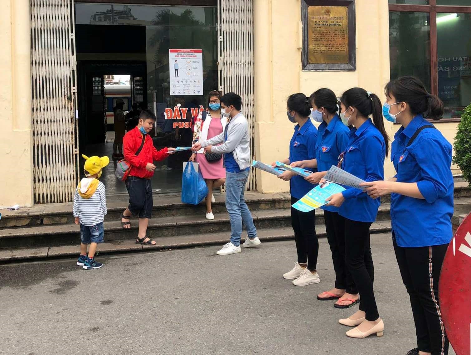 Trước đó, đoàn viên, thanh niên phường Cầu Đất tuyên truyền phòng dịch COVID-19 tới hành khách tại ga Hải Phòng.