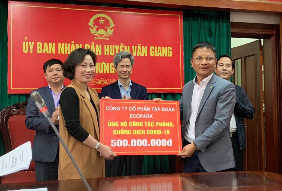 Ông Vũ Mai Phong – Phó Tổng Giám đốc Tập đoàn Ecopark trao 500 triệu đồng cho UBND huyện Văn Giang, tỉnh Hưng Yên.