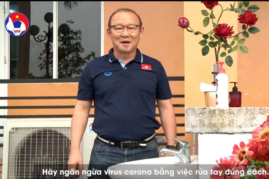 Huấn luyện viên Park Hang-seo từng tham ra thử thách chống dịch COVID-19. Ảnh cắt từ video
