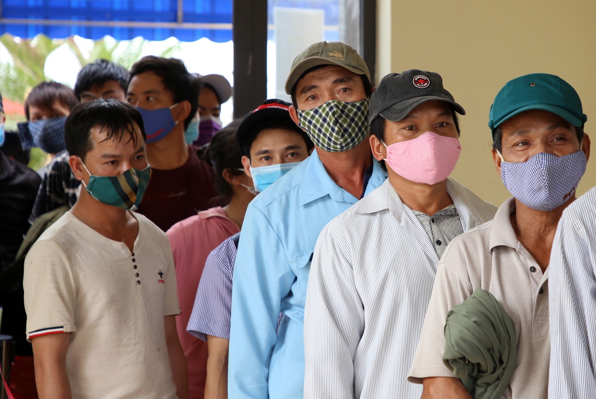 Những người đàn ông này làm việc Lào, nhưng trước thông tin dịch COVID-19 diễn biến phức tạp, họ đã trở về quê. Dù việc xếp hàng đợi làm thủ tục khá lâu, nhưng ai cũng chấp hành, vui mừng vì đến quê nhà an toàn.