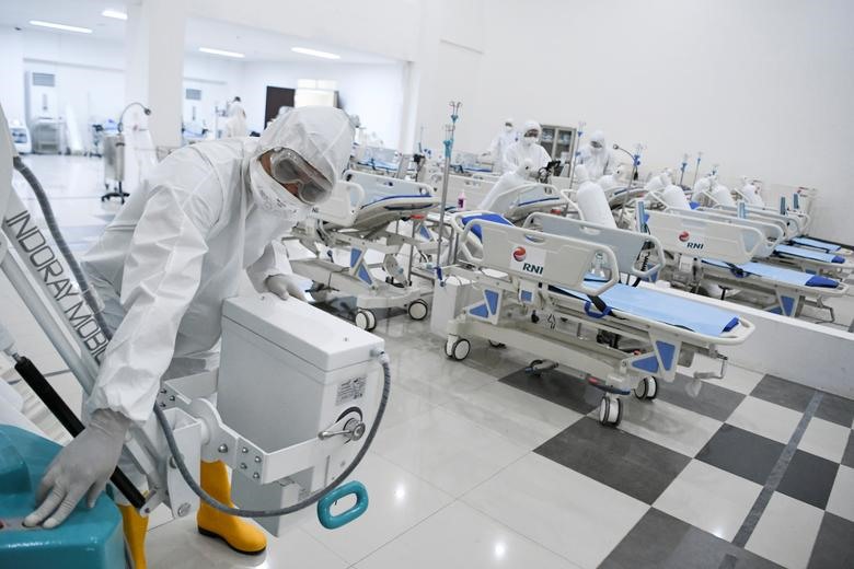 Các nhân viên y tế đang kiểm tra thiết bị tại một bệnh viện khẩn cấp được thiết lập tại Làng thể thao Kemayoran ở Jakarta, Indonesia. Ảnh: Antara Foto/Hafidz Mubarak A qua REUTERS.