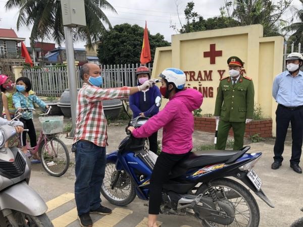 Tại các thôn trên địa bàn xã Đặng Cương, An Dương, các tổ kiểm soát dịch bệnh được trang bị đầy đủ thiết bị máy đo thân nhiệt, nước rửa tay, khẩu trang kháng khuẩn. Ảnh CTV