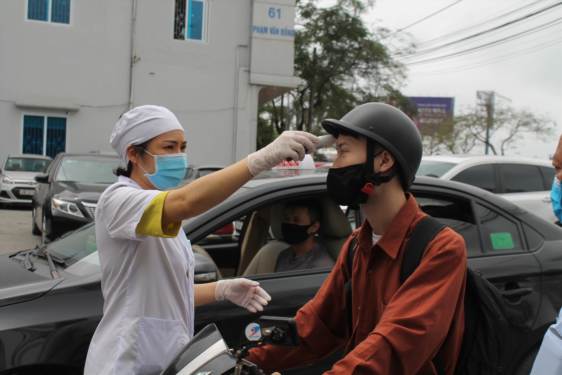 Công dân ra vào địa bàn Tổ dân phố Phú Hải 3 đều phải đeo khẩu trang, kiểm tra thân nhiệt, khai báo y tế. Ảnh Mai Dung