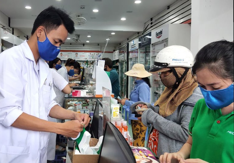 Có bệnh, nhưng ngại đi đến bệnh viện; người dân chỉ còn cách đi khám tư, hoặc ra các tiệm thuốc liệt kê các triệu chứng rồi mua thuốc về uống