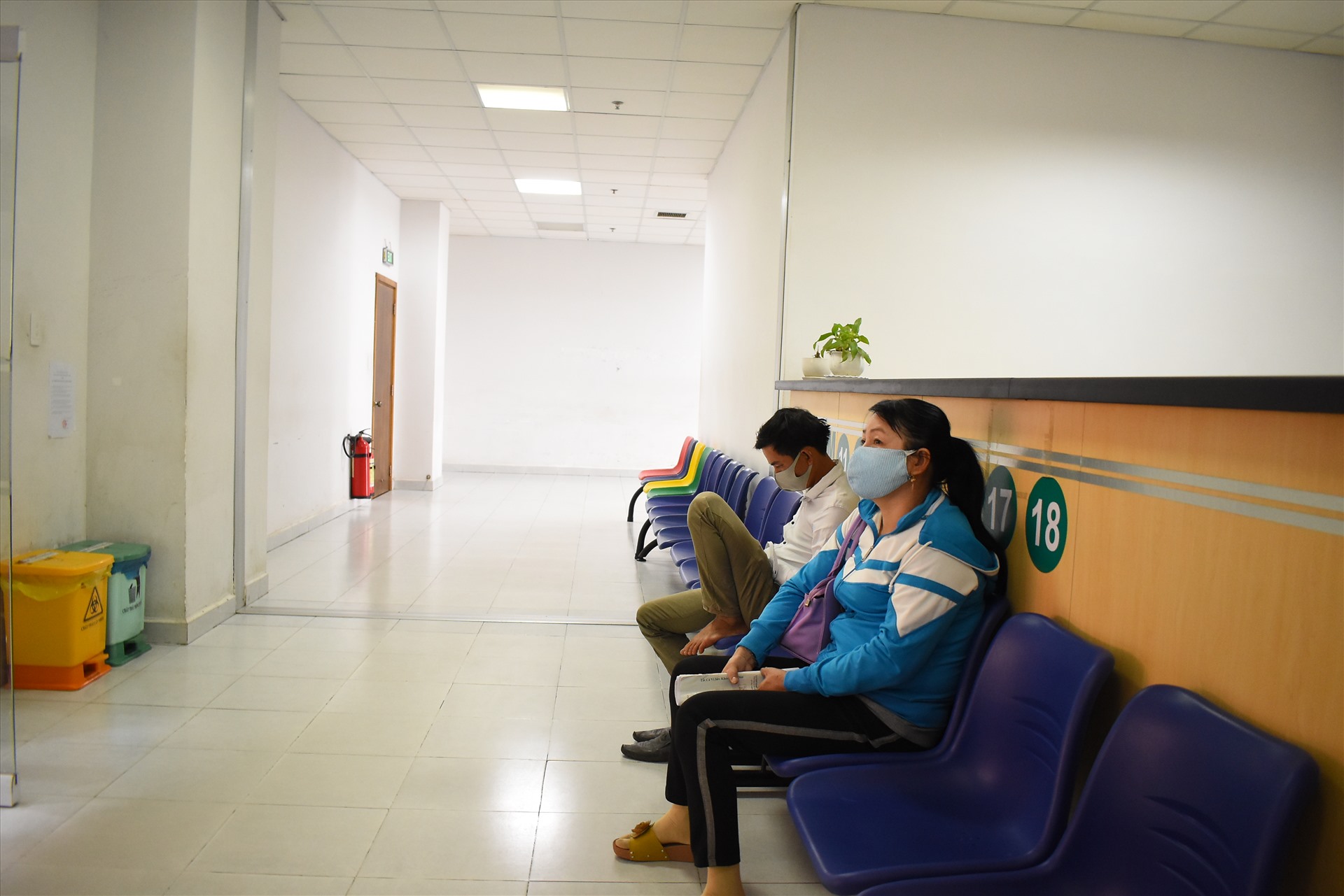 Dù ít người đi khám bệnh nhưng người dân đã có ý thức mang khẩu trang.