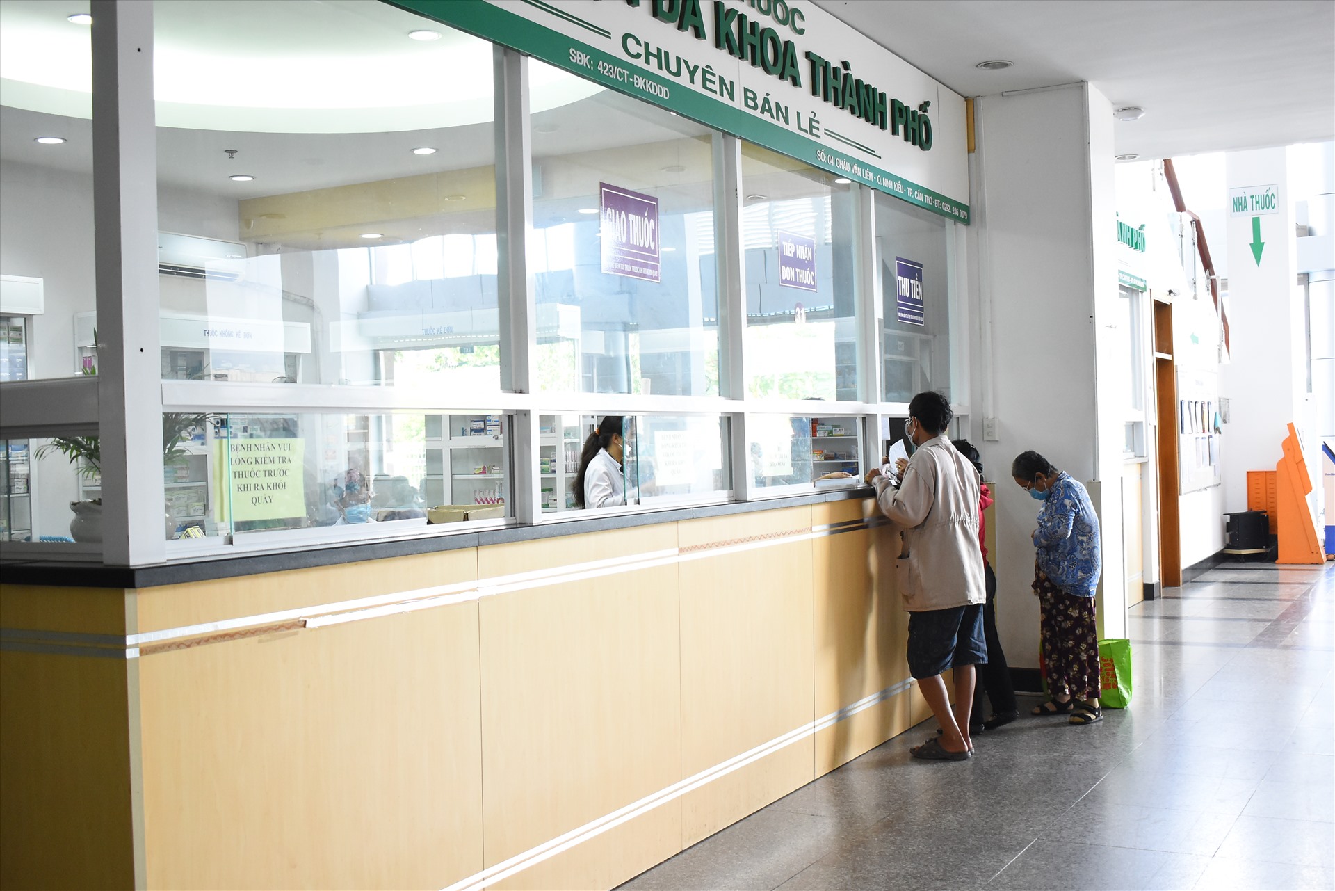 Khu phát thuốc của bệnh viện cũng vắng hoe vì người dân hạn chế đi đến bệnh viện để khám.
