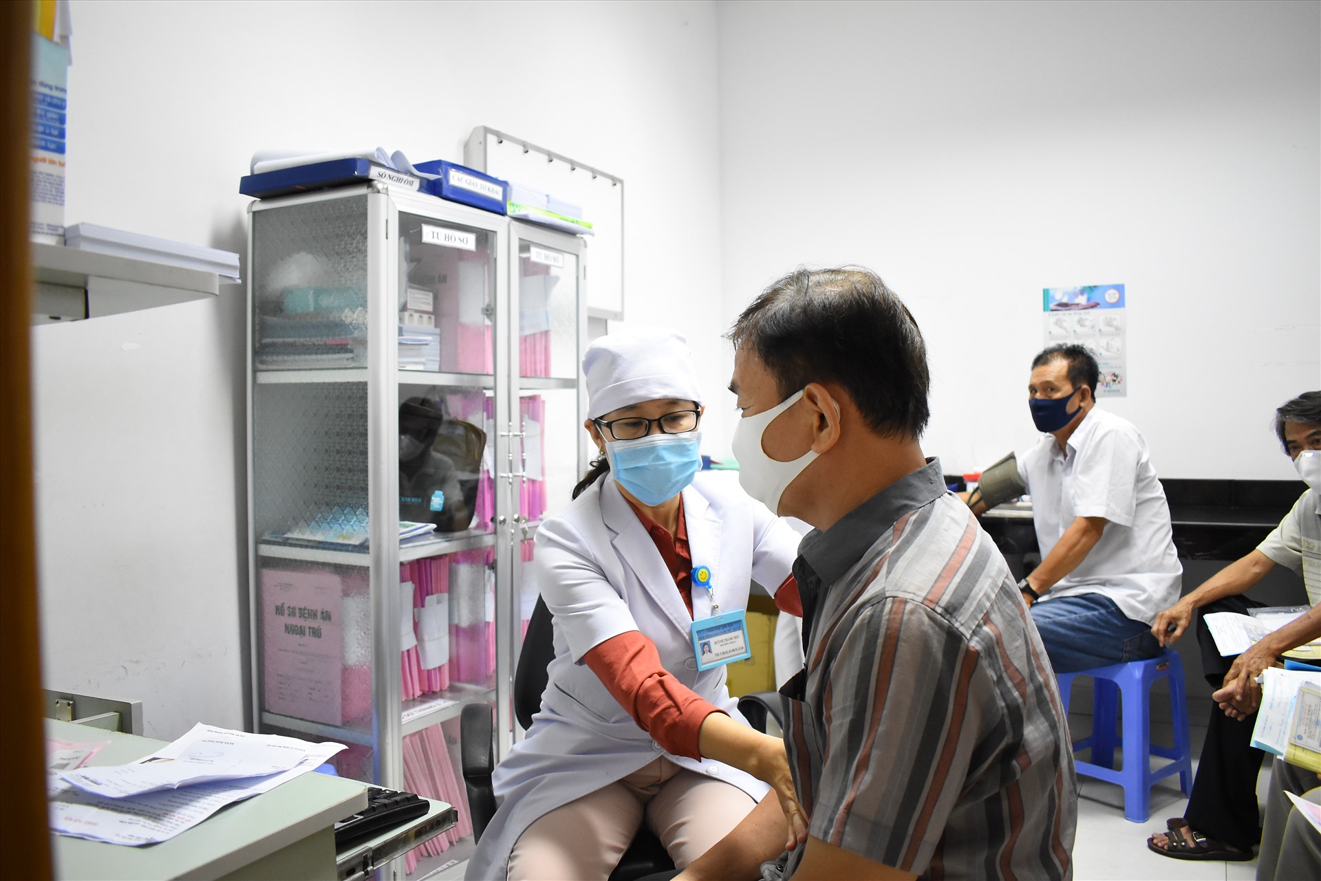 Bác sĩ CKII. Bùi Văn Đời - Trưởng phòng Kế hoạch Tổng hợp Bệnh viện Đa khoa TP.Cần Thơ cho biết, Do ảnh hưởng dịch COVID-19. Người dân hạn chế đến bệnh viện khám. Số lượng người dân đến khám ngoại trú và điều trị nội trú đã giảm hơn 23%. Còn Cấp cứu đã giảm hơn 17%.