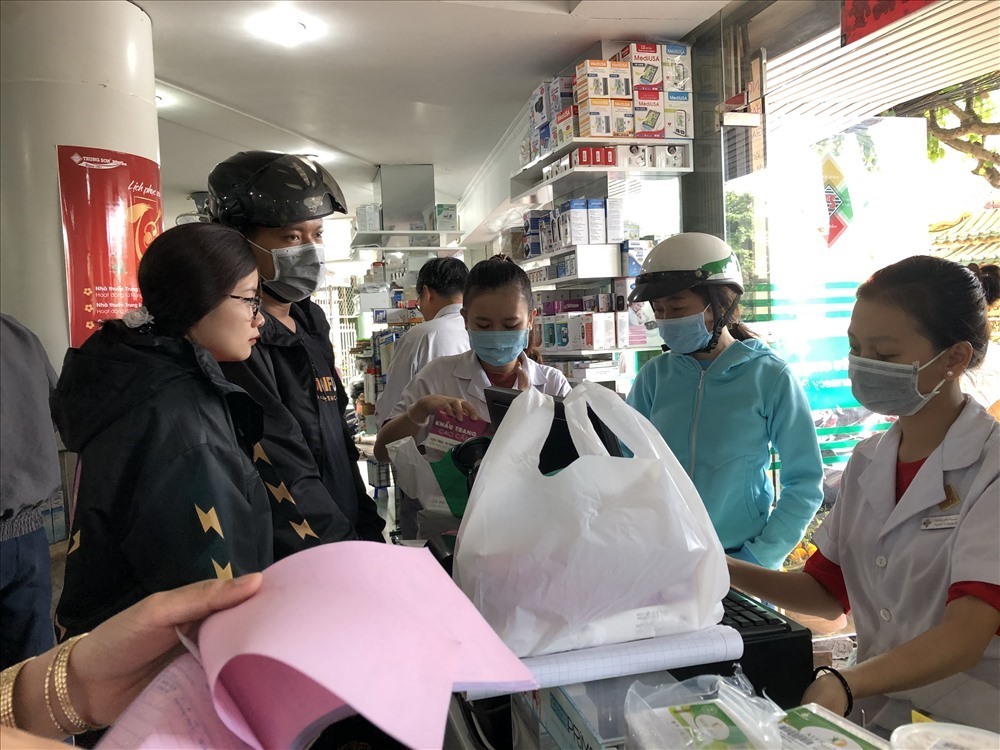 Nhân viên ở một quầy thuốc trên đường Nguyễn Văn Linh (phường An Khánh, quận Ninh Kiều) cho biết, khoảng 1 tháng nay, lượng người đến mua thuốc tăng đột biến, gấp 2-3 lần so với ngày thường. Có người mua một lần rất nhiều các loại thuốc trị bệnh thông thường như: Nhức đầu, đau họng, tiêu chảy... Họ mua để dùng trong nhiều ngày, khỏi phải đi nữa, vì bây giờ ai cũng hạn chế ra đường.
