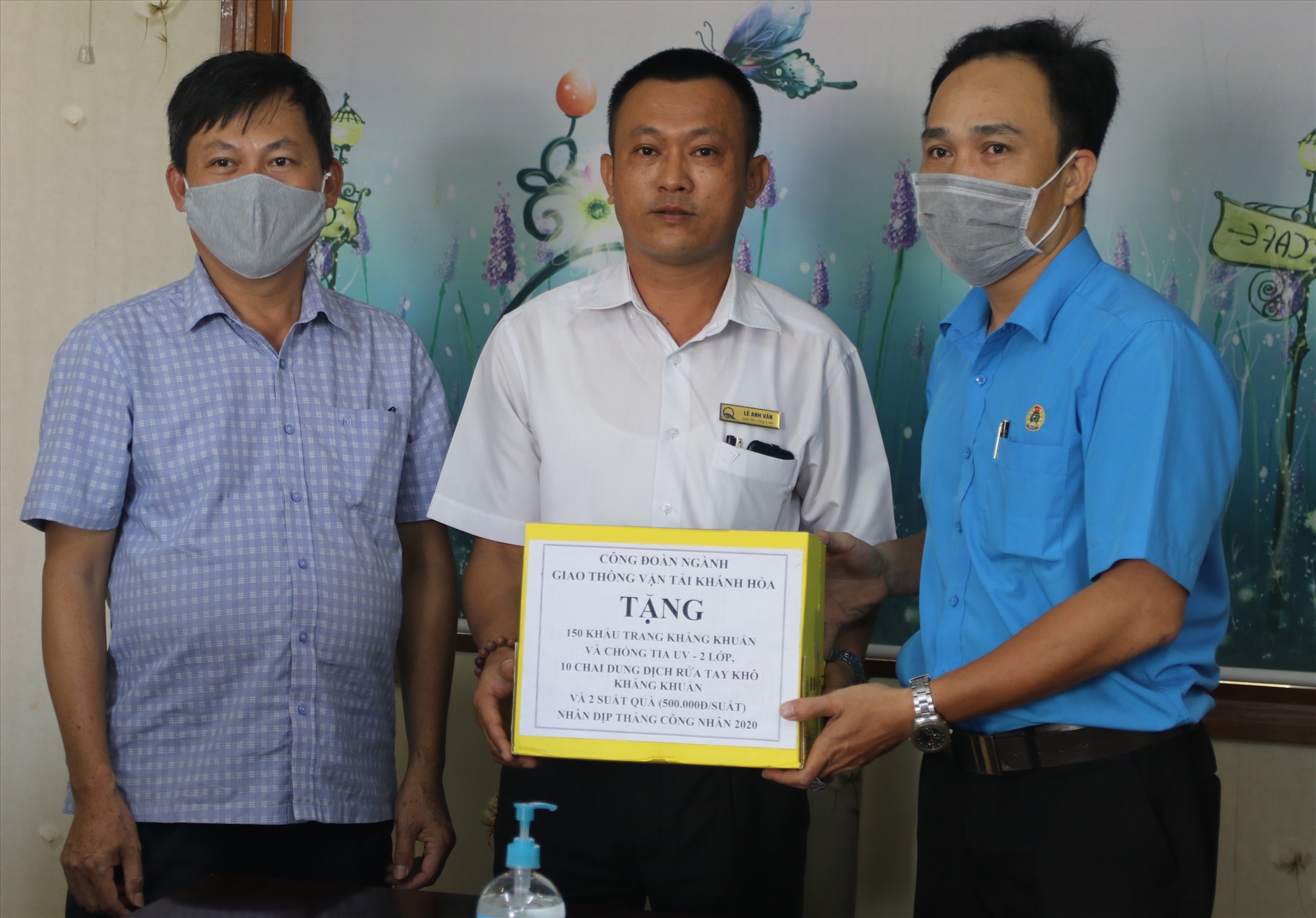 Đại diện Công đoàn Ngành và Sở GTVT Khánh Hòa tặng khẩu trang cho CĐCS Công ty CP du lịch dịch vụ Quốc tế. Ảnh: P.Linh