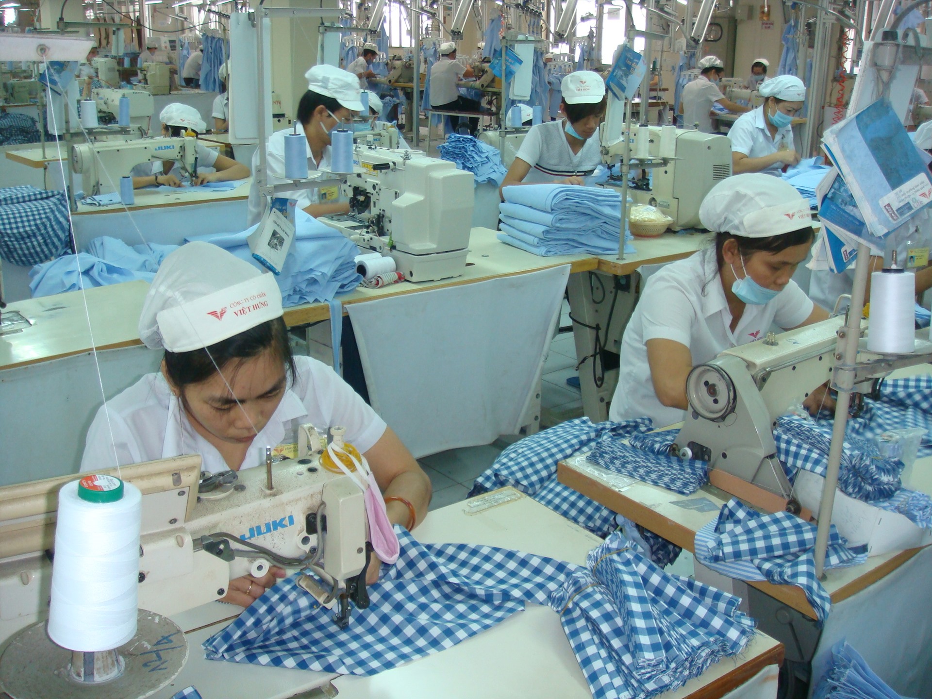 Doanh nghiệp ngành dệt may có đủ điều kiện được tạm dừng đóng vào Quỹ Hưu trí, tử tuất. Ảnh Nam Dương