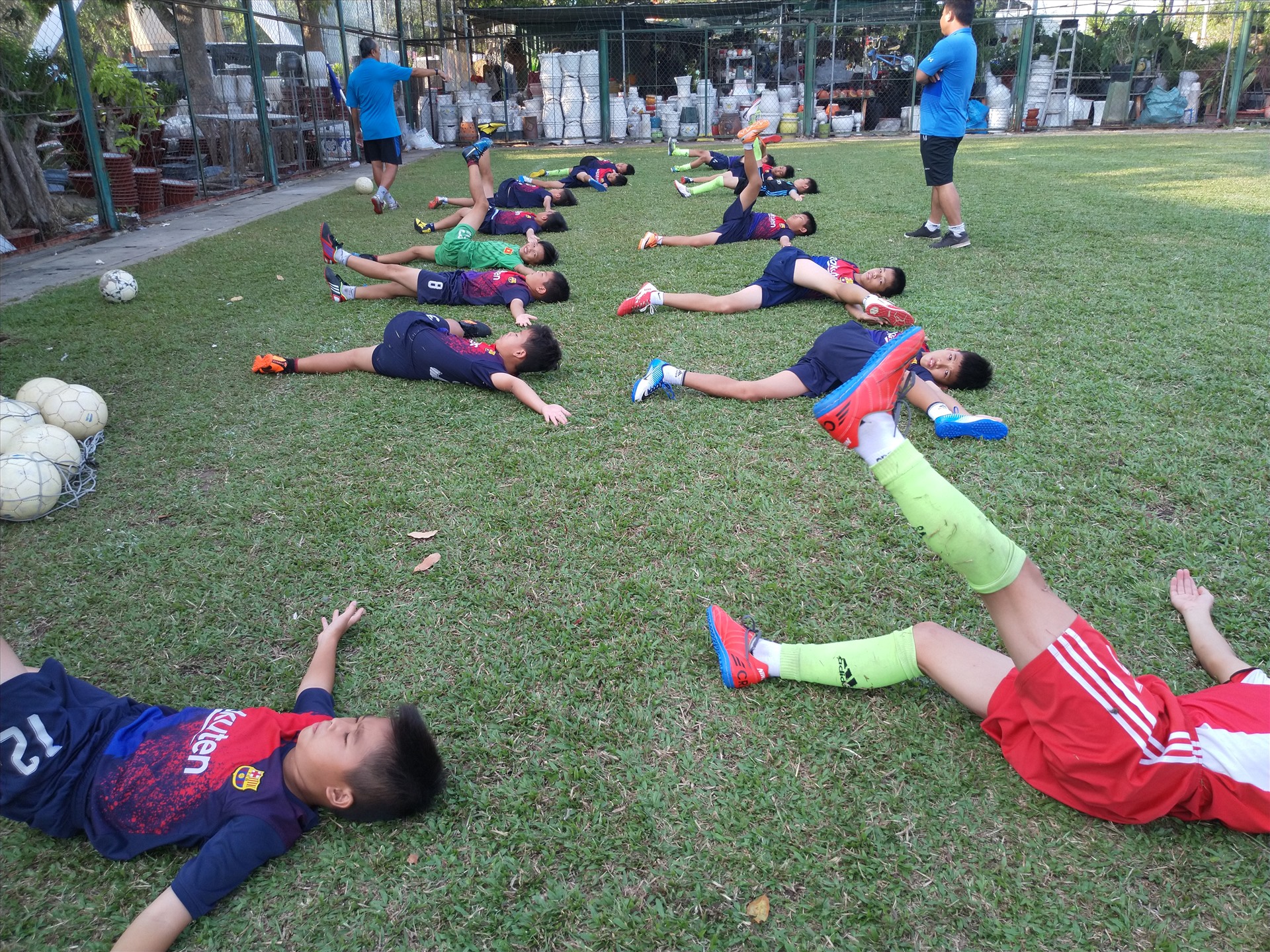 Các vận động viên bóng đá tỉnh Long An vẫn tích cực tập luyện trong buổi tập cuối cùng sáng 27.3 trước khi về nghỉ tránh dịch bệnh.