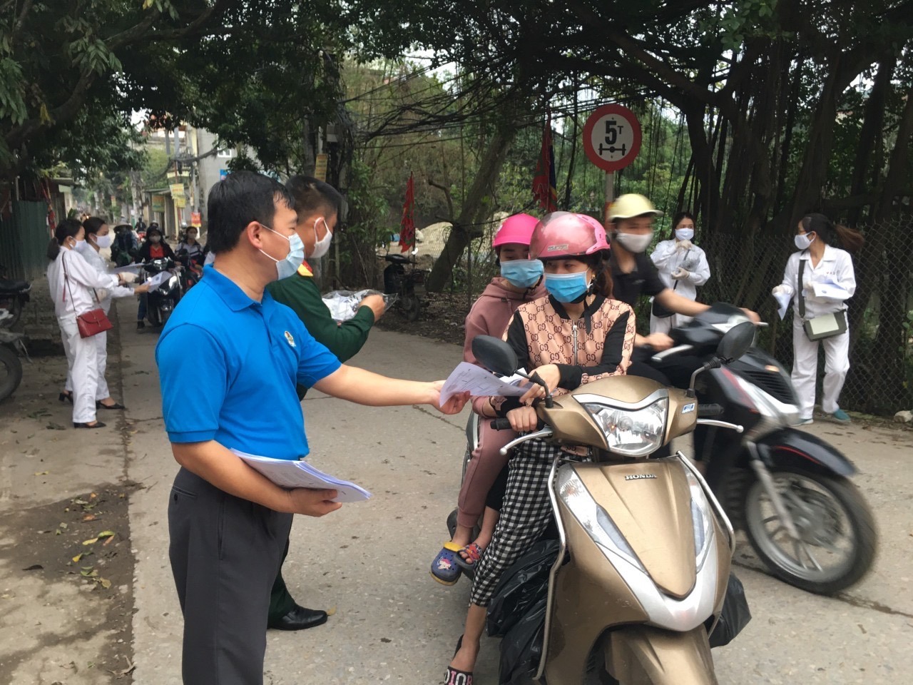 Cán bộ LĐLĐ huyện Văn Lâm (Hưng Yên) xuống khu nhà trọ để tuyên truyền tới đoàn viên, người lao động các biện pháp phòng, chống dịch COVID-19 và vận động chủ nhà giảm giá thuê phòng cho NLĐ. Ảnh: K.T