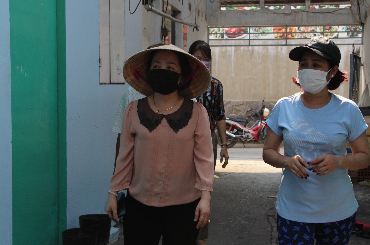 Bà Dương chủ dãy trọ (bên phải ảnh) cùng bà Nguyễn Thu Cúc - Phó Chủ tịch UBND thành phố Thủ Dầu Một đi thăm người dân ở trọ. Ảnh: Đình Trọng