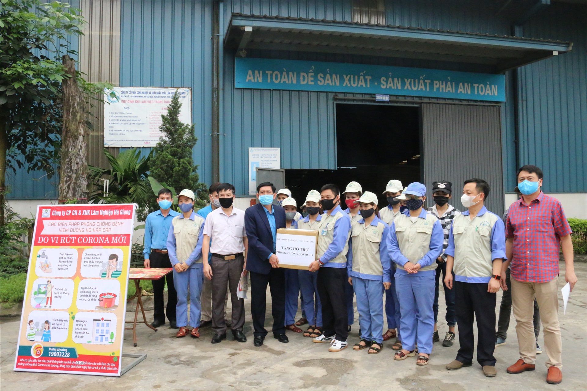 Đồng chí Nguyễn Văn Chung - Tỉnh ủy viên, Chủ tịch Liên đoàn Lao động tỉnh Hà Giang trao hỗ trợ để phòng chống COVID-19 tới công nhân lao động.