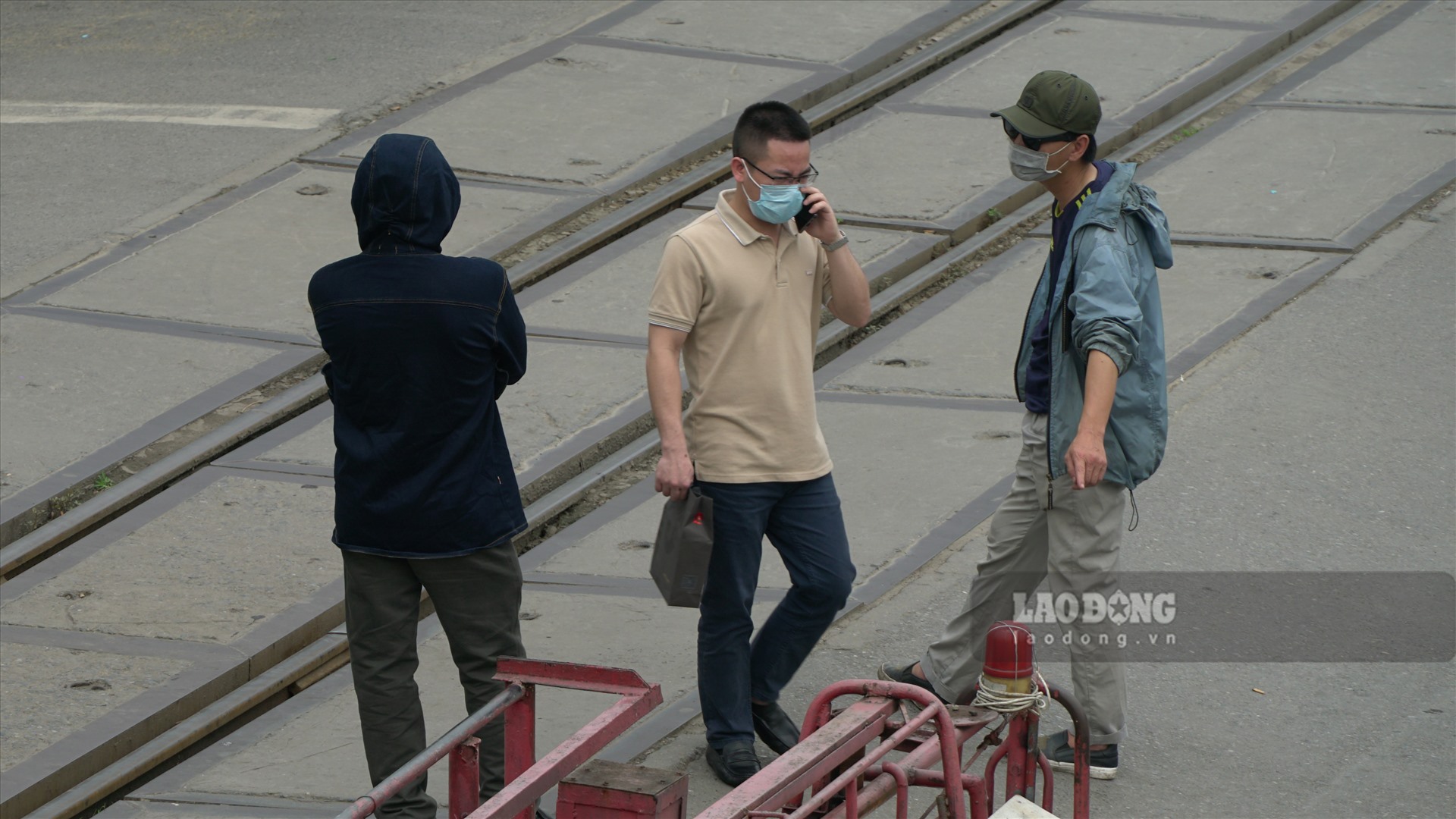 Ngày 27.3, theo ghi nhận của phóng viên tại cổng chính Bệnh viện Bạch Mai, tình trạng xe ôm, xe dù dừng đỗ bắt khách diễn ra ngang nhiên, phức tạp.
