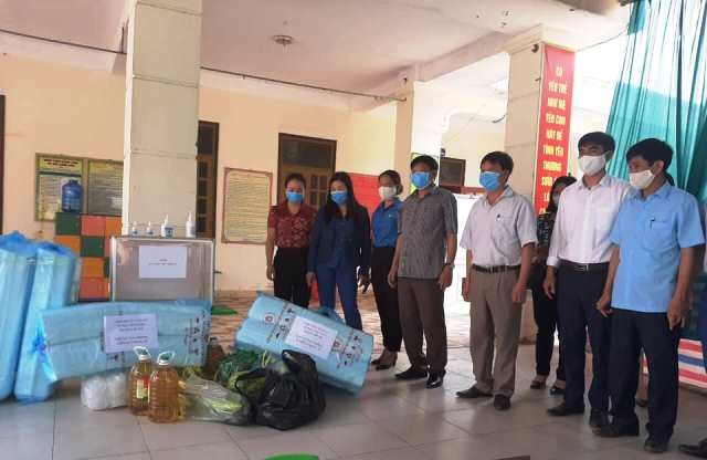 Công đoàn UBND huyện Lộc Hà ủng hộ hộp đựng cơm và dầu ăn