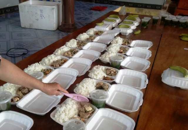 Những suất cơm được đoàn viên công đoàn ở Lộc Hà nấu phục vụ khu cách ly