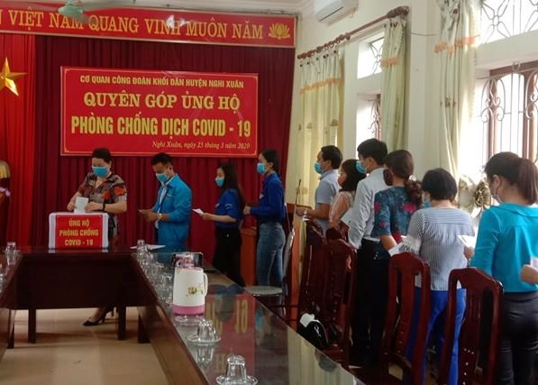 Công đoàn khối dân huyện Nghi Xuân quyên góp ủng hộ phòng dịch