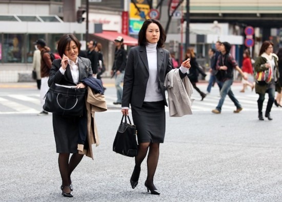Tích cực đi bộ là bí quyết để người phụ nữ Nhật để duy trì vóc dáng. Ảnh nguồn: Experience Life.