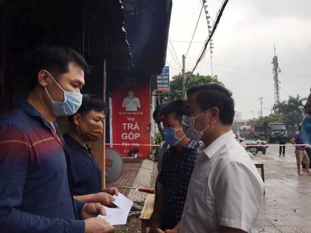 Sáng nay, lãnh đạo UBND huyện Cẩm Xuyên đến thăm hỏi, chia buồn với gia đình nạn nhân.