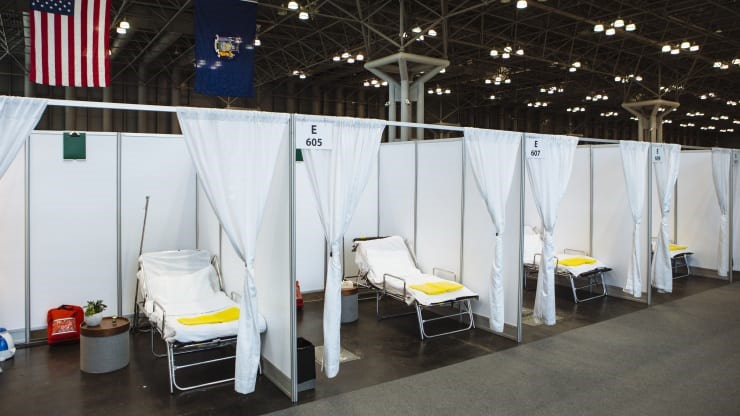 Các giường đón bệnh nhân đã sẵn sàng tại Trung tâm Hội nghị Jacob K.Javits ở Manhattan (Mỹ). Ảnh: Angus Mordant/Bloomberg/Getty Images.