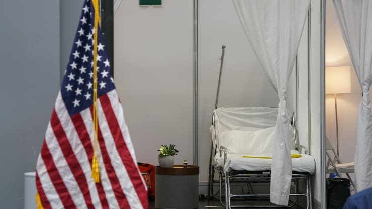 Một phòng bệnh được treo cờ Mỹ ở Trung tâm Hội nghị Jacob K.Javits ở Manhattan (Mỹ). Ảnh: Eduardo Munoz Alvarez/Getty Images.