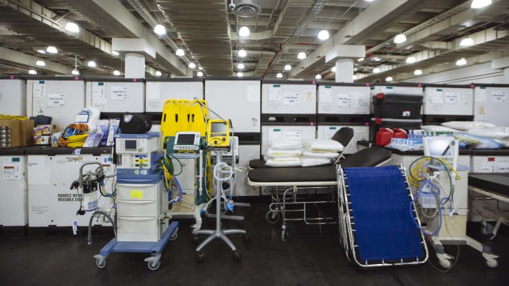 Các thiết bị y tế được vận chuyển tới Trung tâm Hội nghị Jacob K.Javits ở Manhattan (Mỹ). Ảnh: Angus Mordant/Bloomberg/Getty Images.