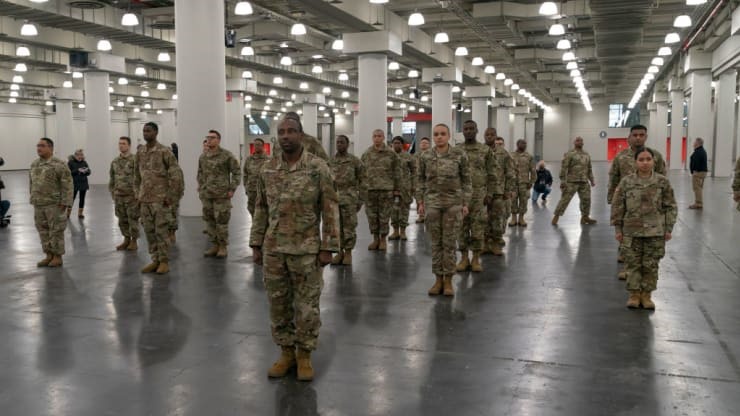 Lực lượng Vệ binh Quốc gia Mỹ hỗ trợ cải tạo bên trong Trung tâm Hội nghị Jacob K.Javits ở Manhattan (Mỹ). Ảnh: Rod Adar/Barcroft Media/Getty Images.